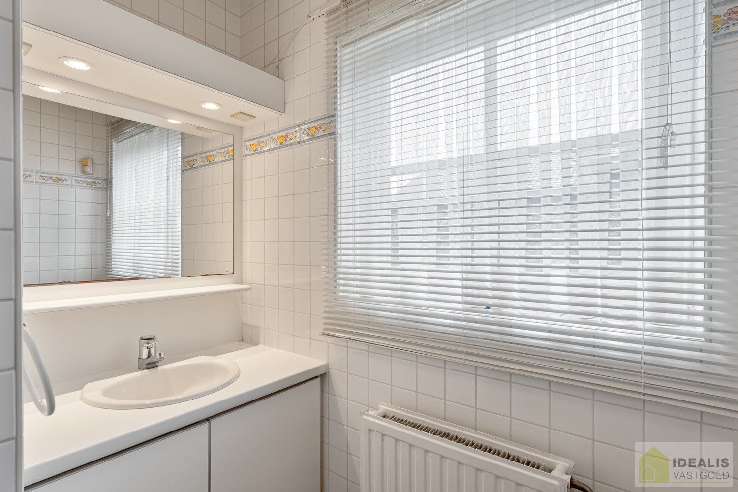 RUIME, INSTAPKLARE EN ENERGETISCH AANGEPASTE WONING VOORZIEN VAN 15 ZONNEPANELEN EN ZONNEBOILER. RIANTE WOONKAMER, KNAPPE KEUKEN, APART BUREEL, APARTE HOBBYRUIMTE, FIJNE WASPLAATS, 4 SLAAPKAMERS, 2 BADKAMERS EN INPANDIGE GARAGE! foto 25