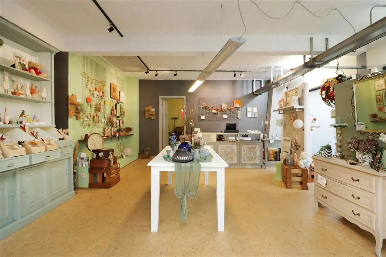 handelszaak met hoge zichtbaarheid en mooie etalage  foto 25