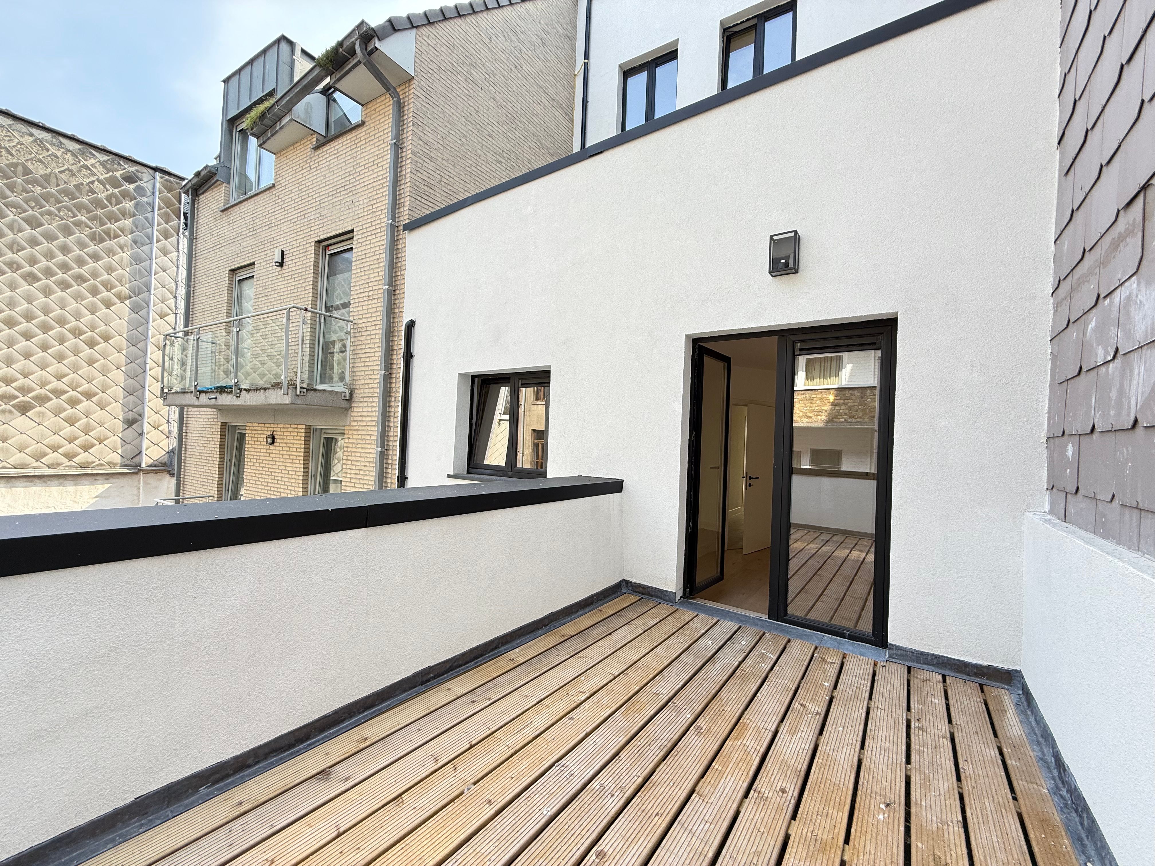 Subliem gerenoveerd appartement met terras foto 10