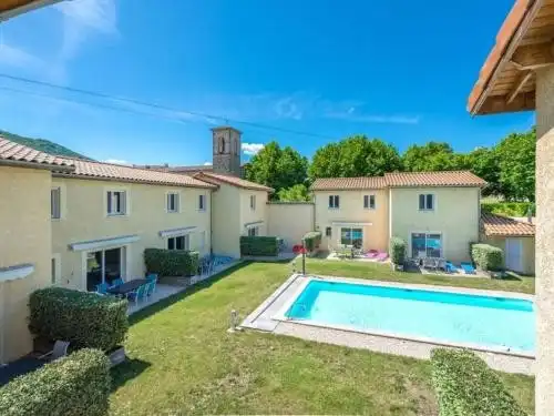 Gezellig Vakantiehuis met Uitzicht op Zwembad foto 9