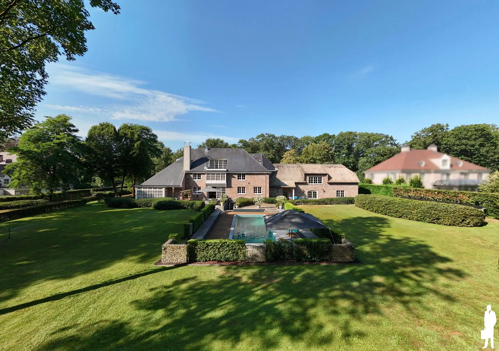 Exclusieve villa met zwembad op een perceel van 6.420 m² foto {{pictureIndex}}