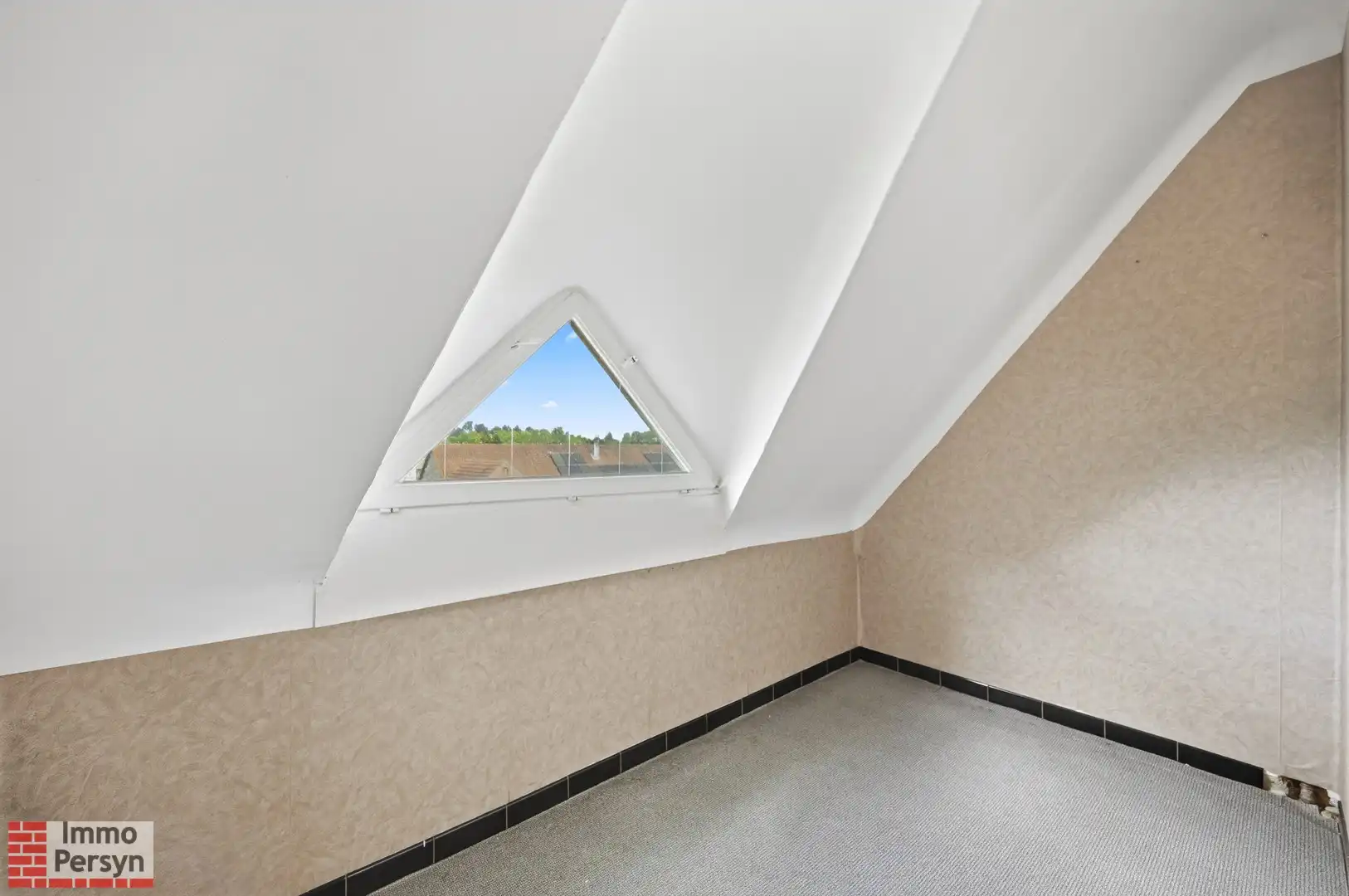 Karaktervolle renovatiewoning met achteruitweg te Messelbroek foto 13
