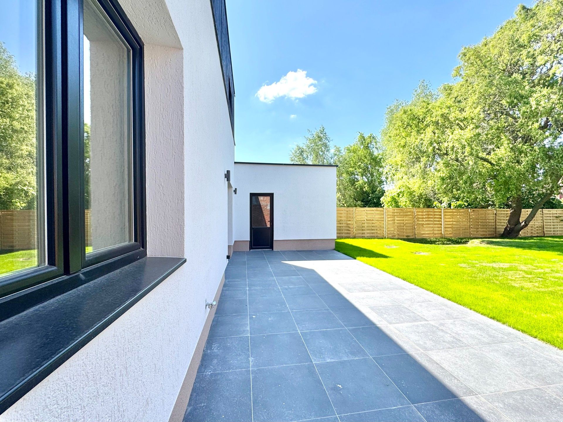 GERENOVEERDE WONING MET GROTE GARAGE foto 2