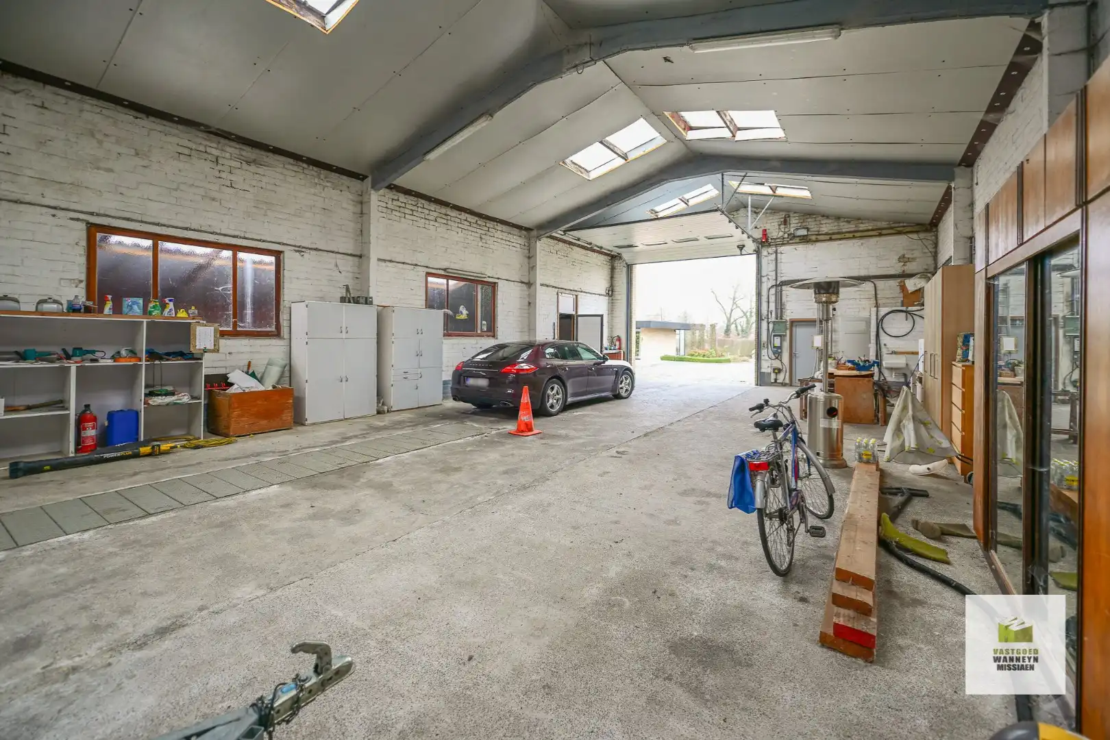 Gelijkvloerse woning met praktijkruimte (50m2) en loods (300m2) foto 18