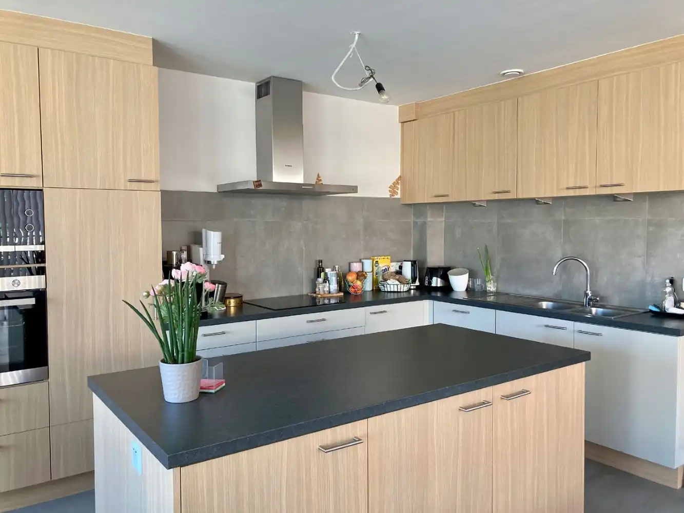 Recente, energiezuinige woning met tuin en garage op een gunstige ligging foto 6