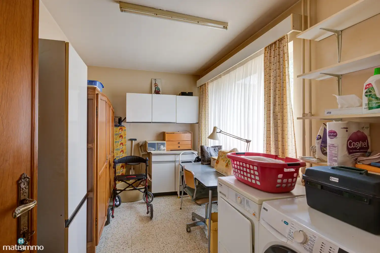ZEER RUIME WONING MET 5 SLAAPKAMERS, HANDELSRUIMTE EN GROTE VRIJSTAANDE GARAGE OP GUNSTIGE LOCATIE IN LANAKEN foto 9
