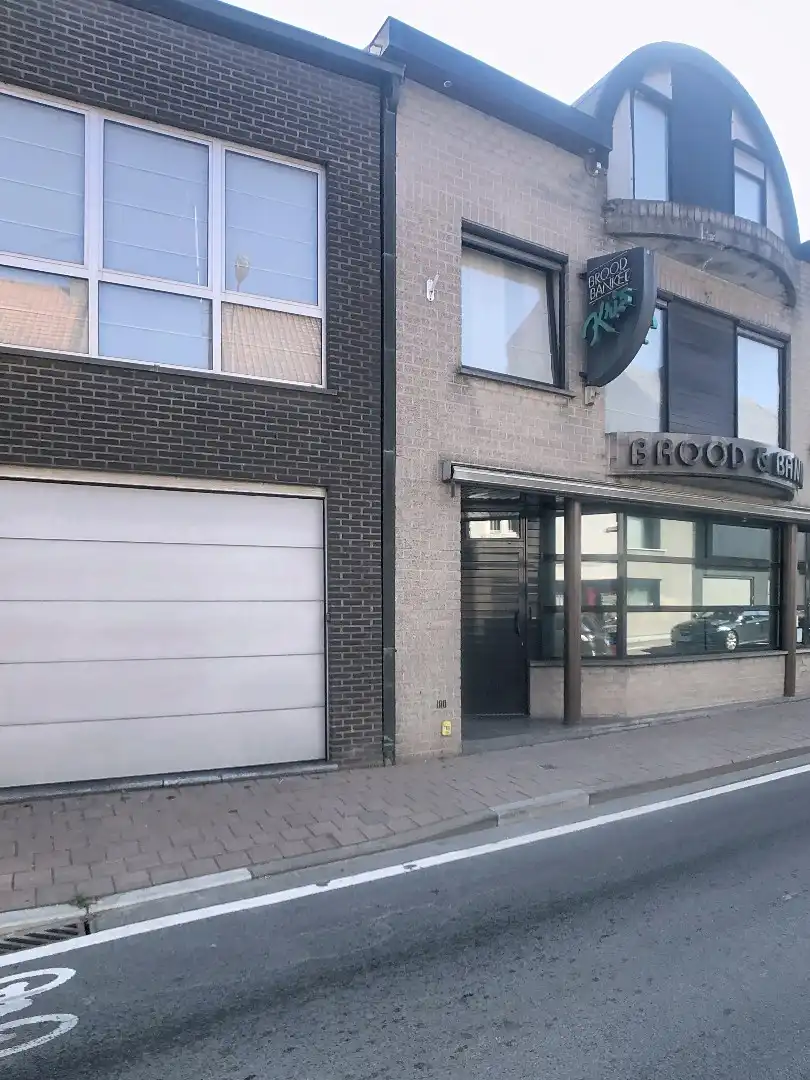 Handelspand met vele mogelijkheden, pal in het centrum van Staden.  foto {{pictureIndex}}