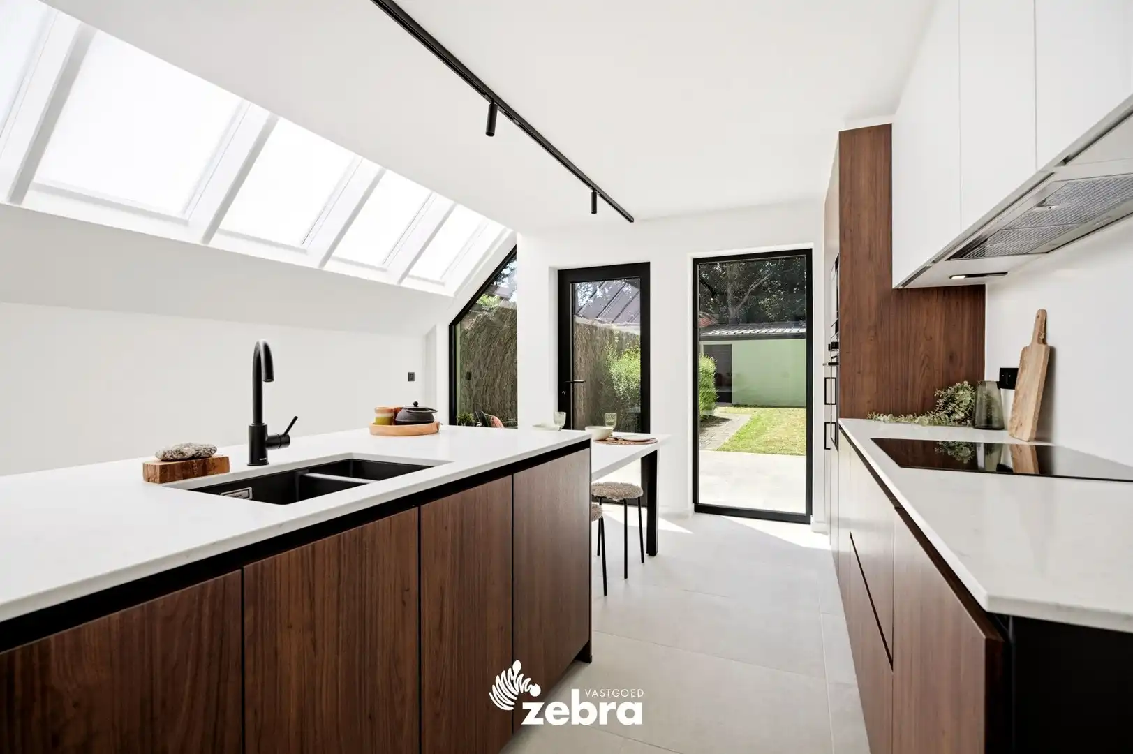 Stijlvolle woning met garage en achterliggende uitweg! foto 7