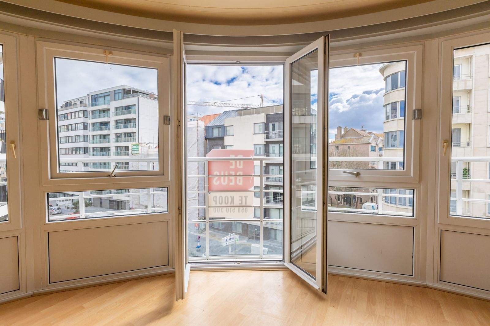 Ruim en lichtrijk appartement met 3 slaapkamers pal aan strand foto 4