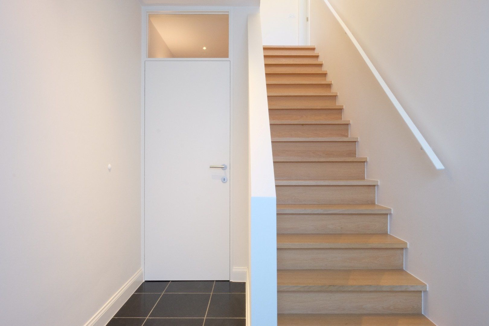 Recente ruime moderne halfopen woning met tuin en garage. foto 8