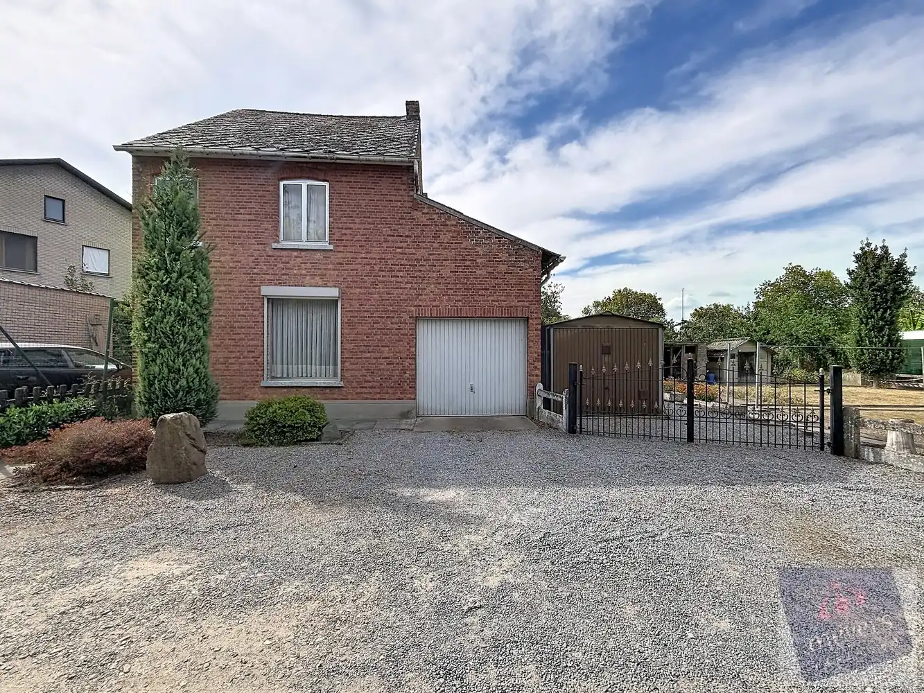 Te renoveren of te slopen woning met bouwgrond van 7a90ca in Hasselt foto {{pictureIndex}}
