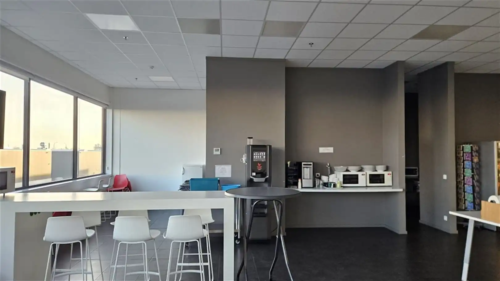 Logistiek met kantoren foto 24