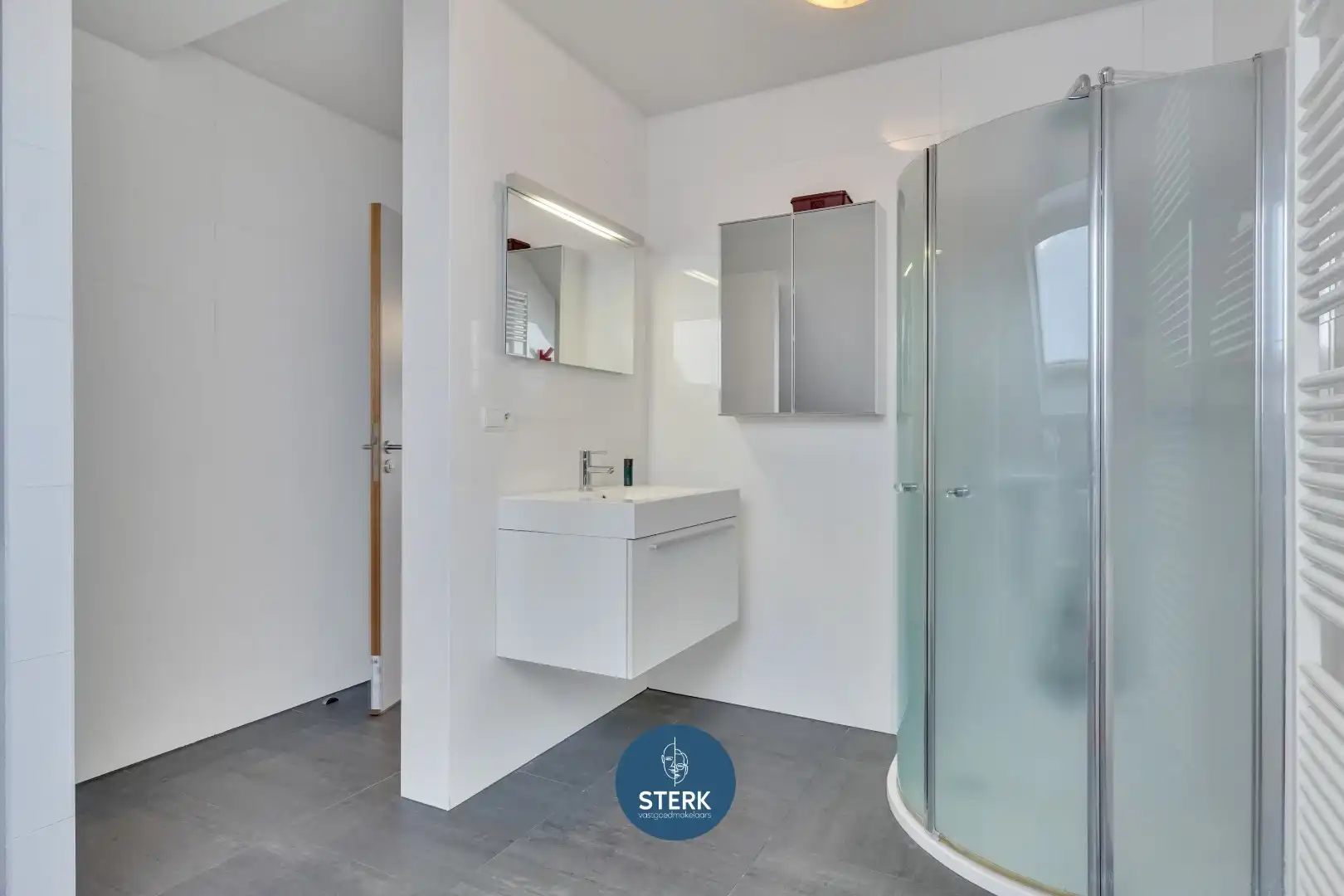 RIANTE DUPLEX MET 5 SLPKS, 2 BADKAMERS EN DUBBELE GARAGE IN CENTRUM LANAKEN ! foto 19