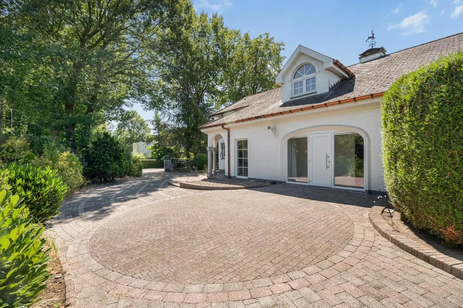 Exclusieve villa met royale leefruimtes op een unieke locatie foto 36