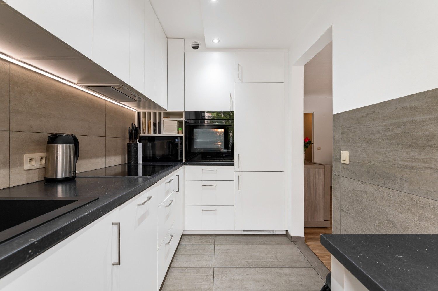 Instapklaar appartement met 3 slaapkamers, mooi terras, tuin en garagebox op toplocatie in Borgerhout! foto 8