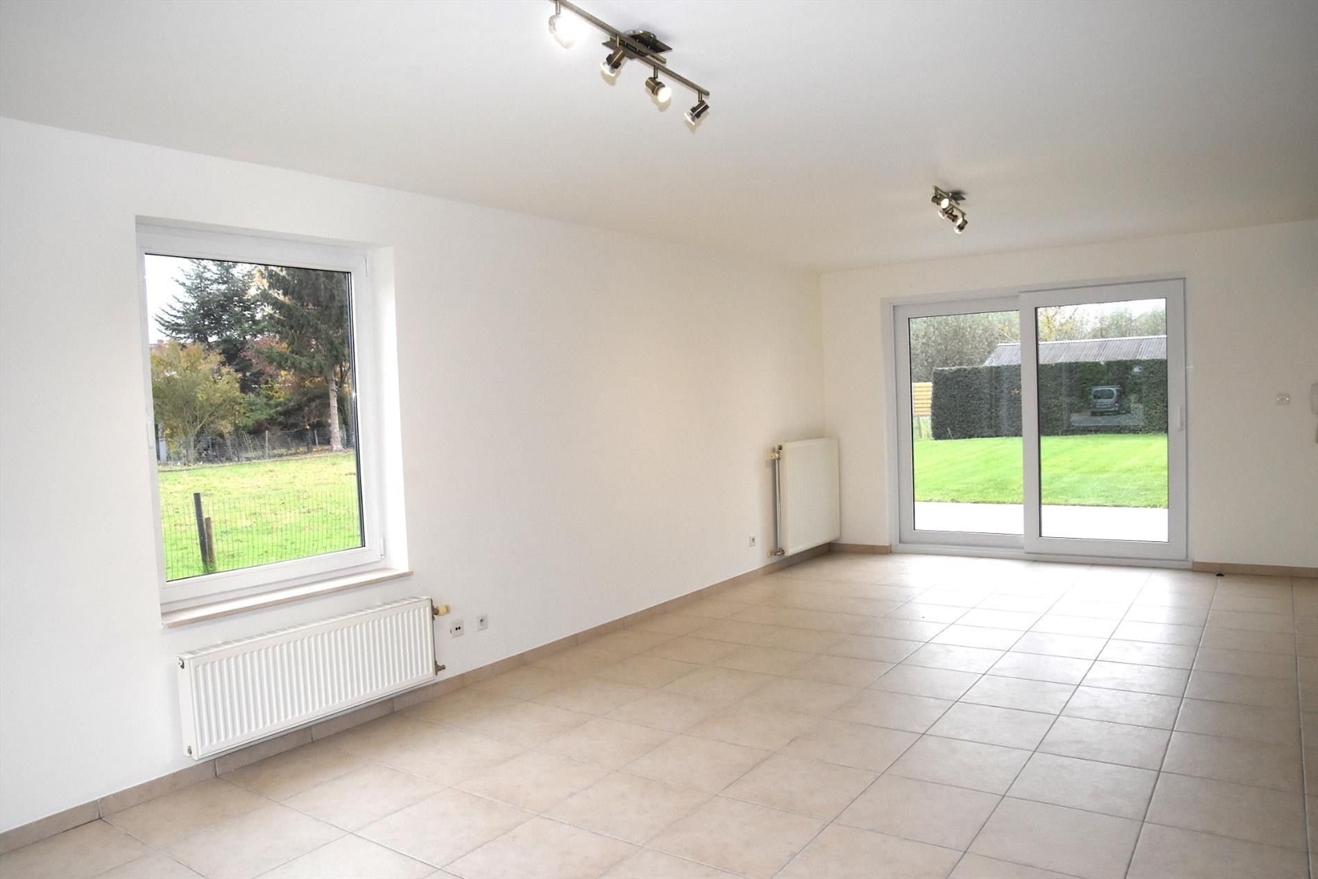 Heel mooie koppelwoning te huur in centrum Wevelgem! foto 3