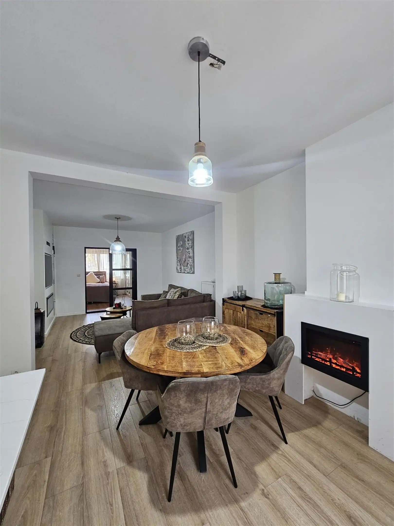 Modern ingericht appartement met 1 slaapkamer. foto 3