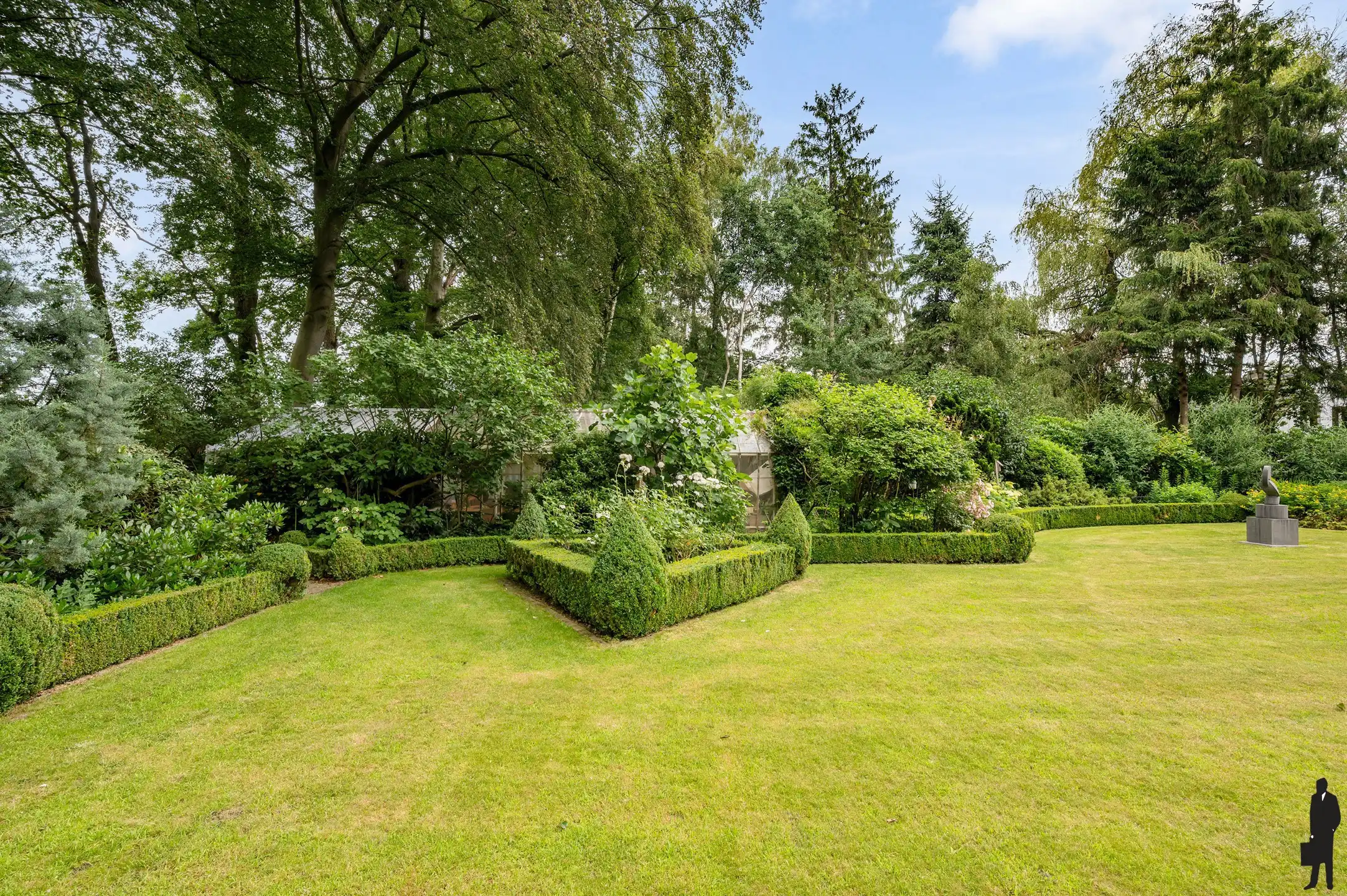 Statige villa op prachtig aangelegd perceel  met 4 slaapkamers en inpandige garage foto 31