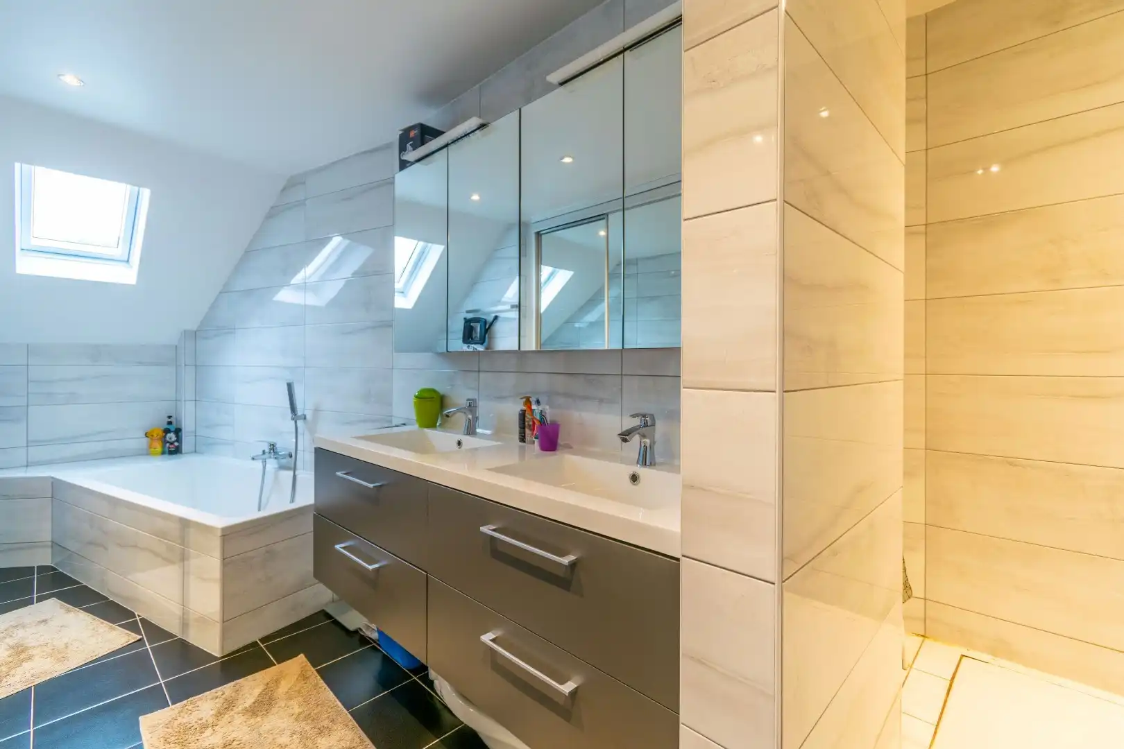 RUIM, INSTAPKLAAR APP MET 5SLP + 3BDK & TERRASSEN! foto 15