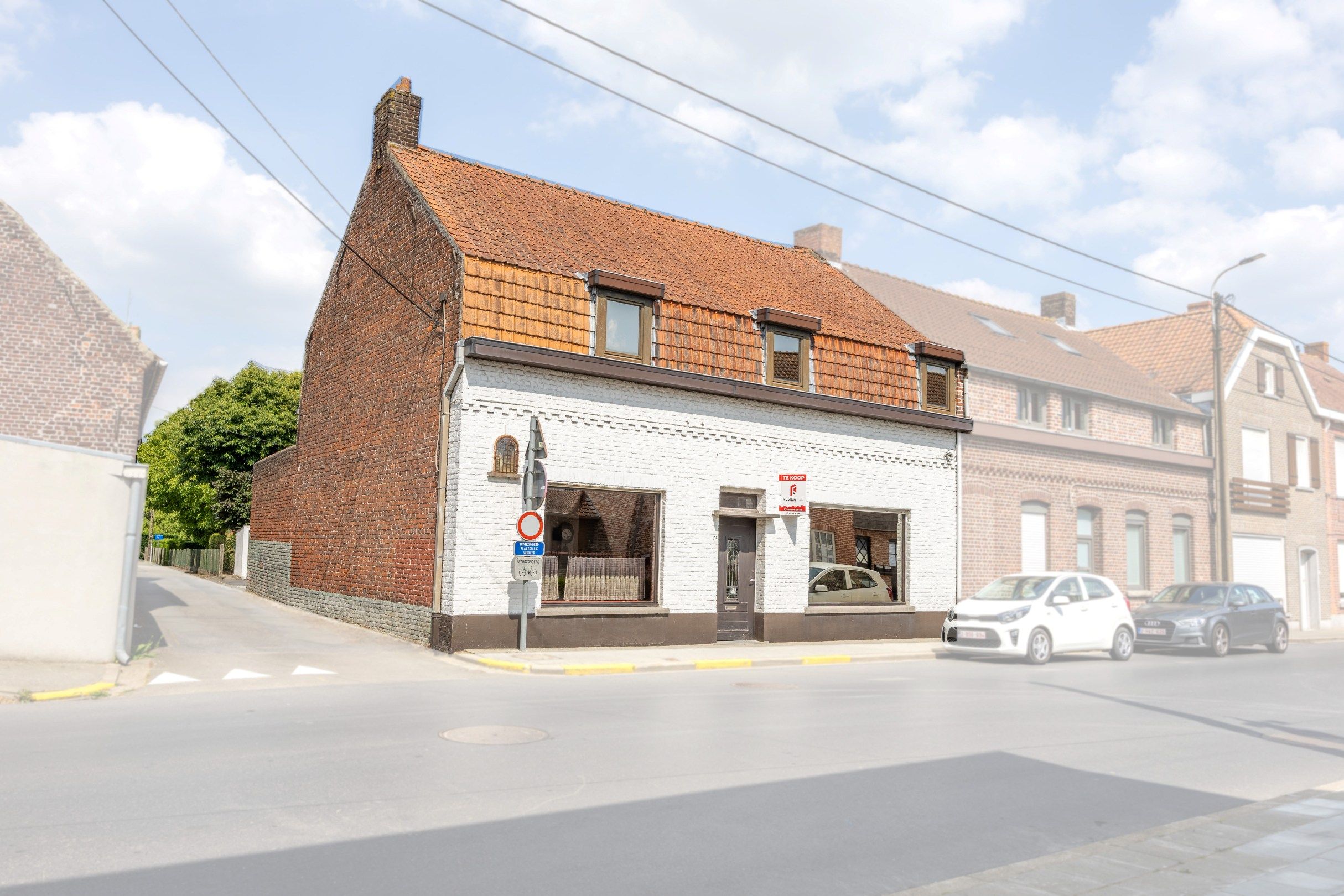 Hoofdfoto van de publicatie: TE RENOVEREN WONING OP RUIM PERCEEL 