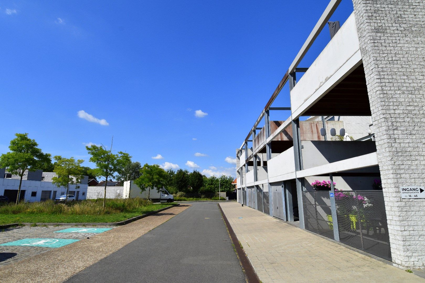 Instapklaar gelijkvloers 3-slaapkamerappartement/woning met tuin en garage nabij Gullegem-centrum foto 2