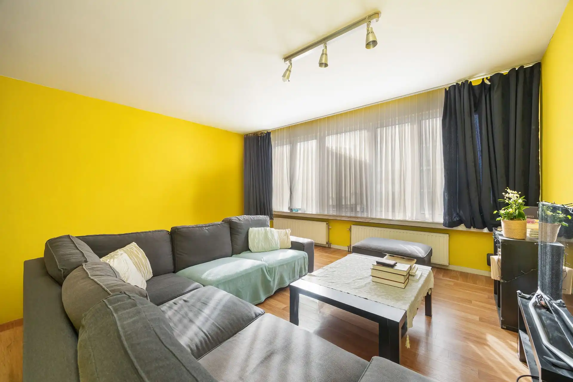 Twee slaapkamer appartement op gunstige locatie + garagebox foto 2