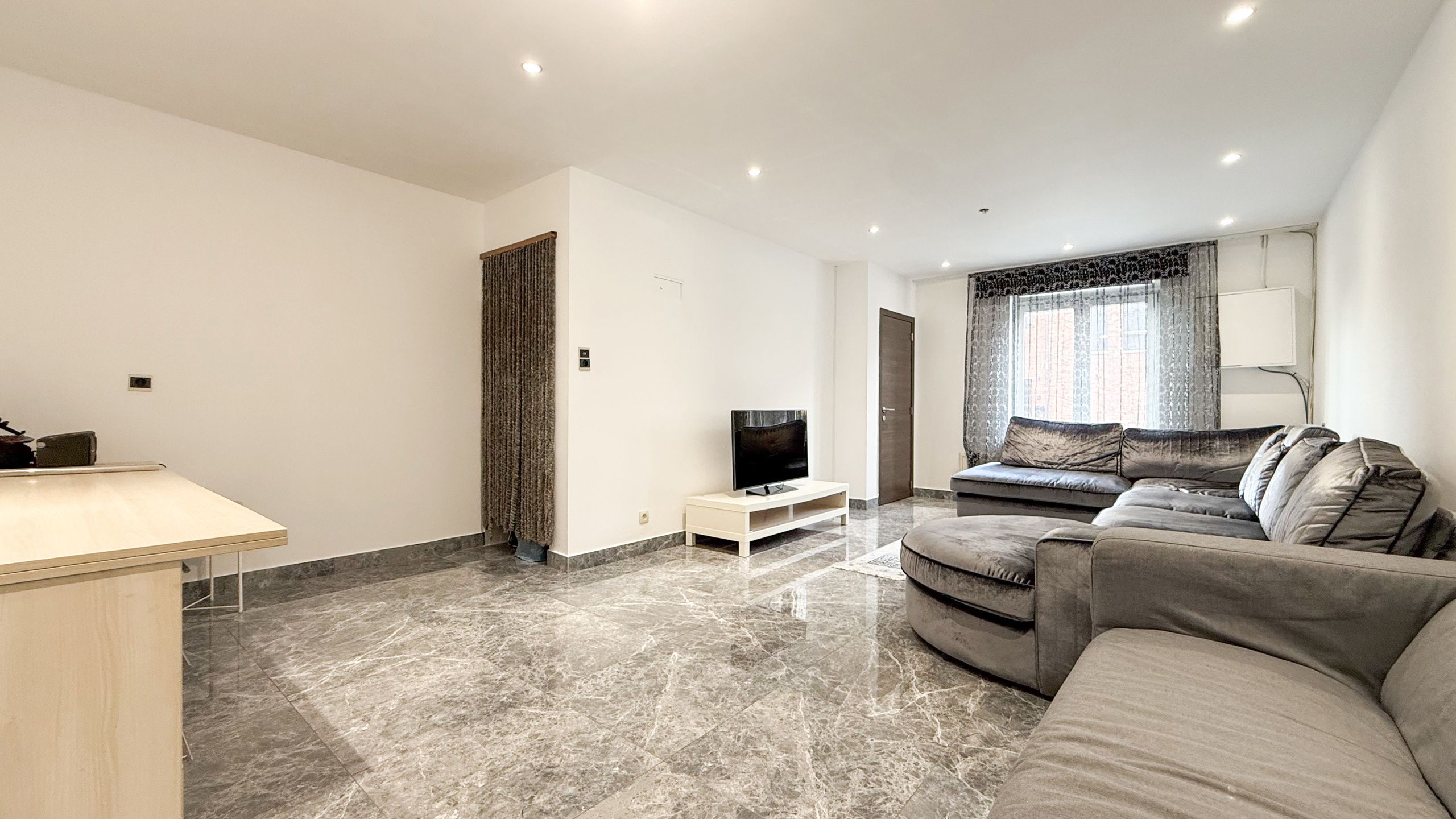 Instapklare vernieuwde woning van 170m² met 3slpks! foto 4