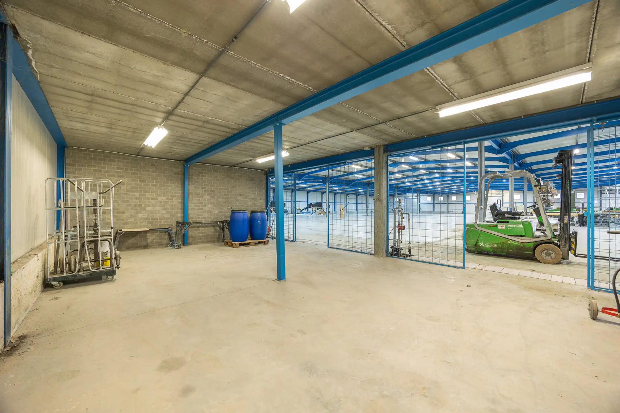 Magazijnen te huur met kantoor foto 6