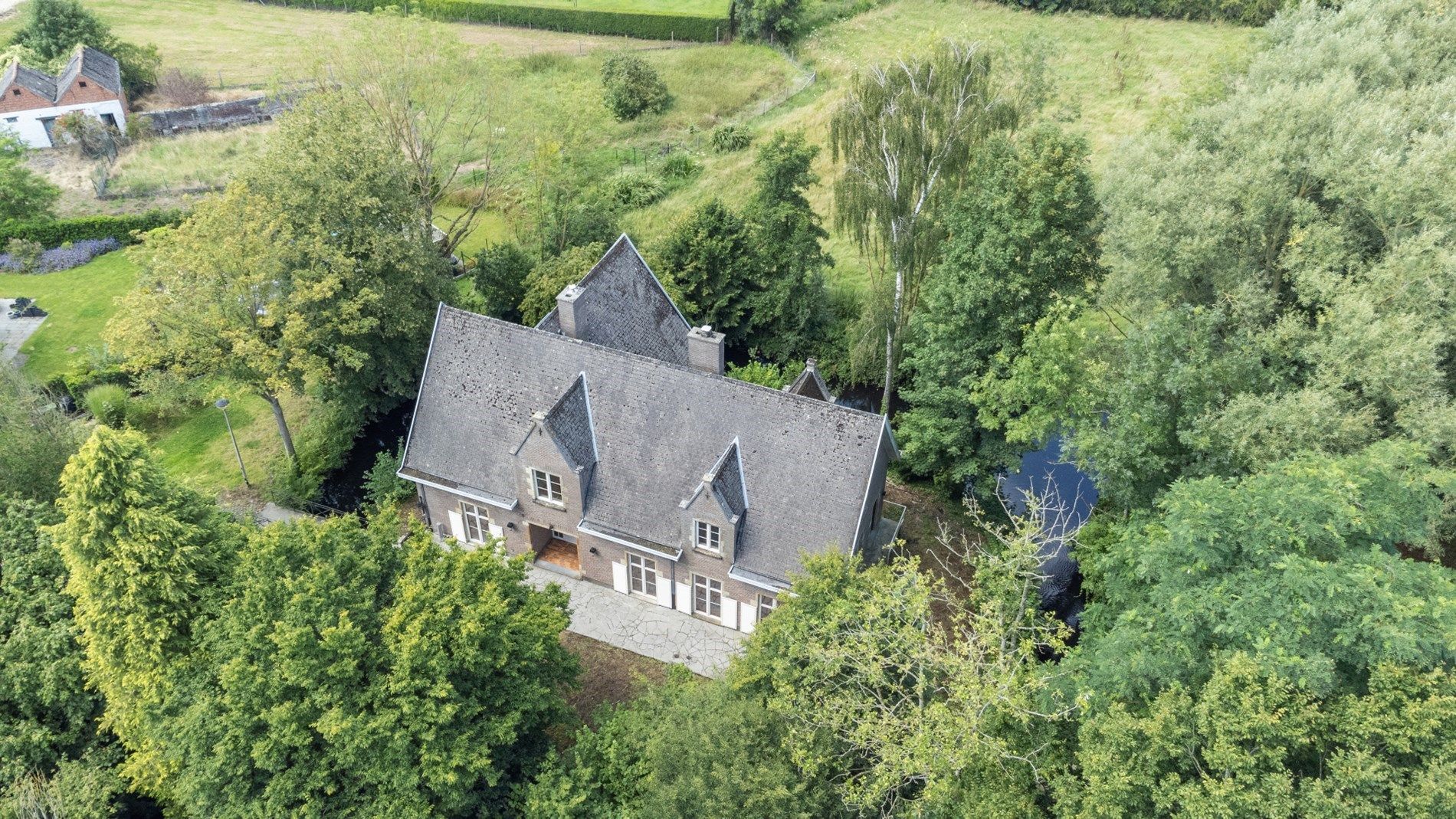 Pastorijwoning in een groene omgeving foto {{pictureIndex}}