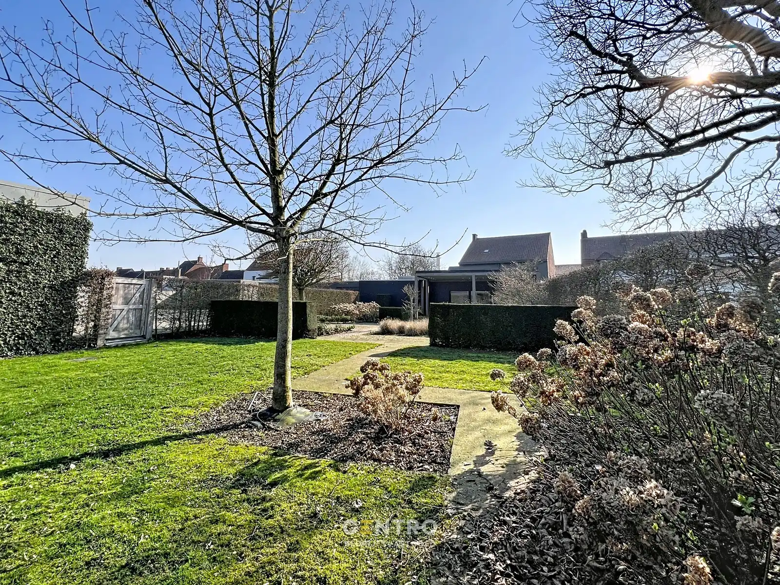 Veelzijdig handelspand met luxewoning, showroom met kantoor (kantoor, winkel, vrij beroep,...), magazijnen en garages. foto 5