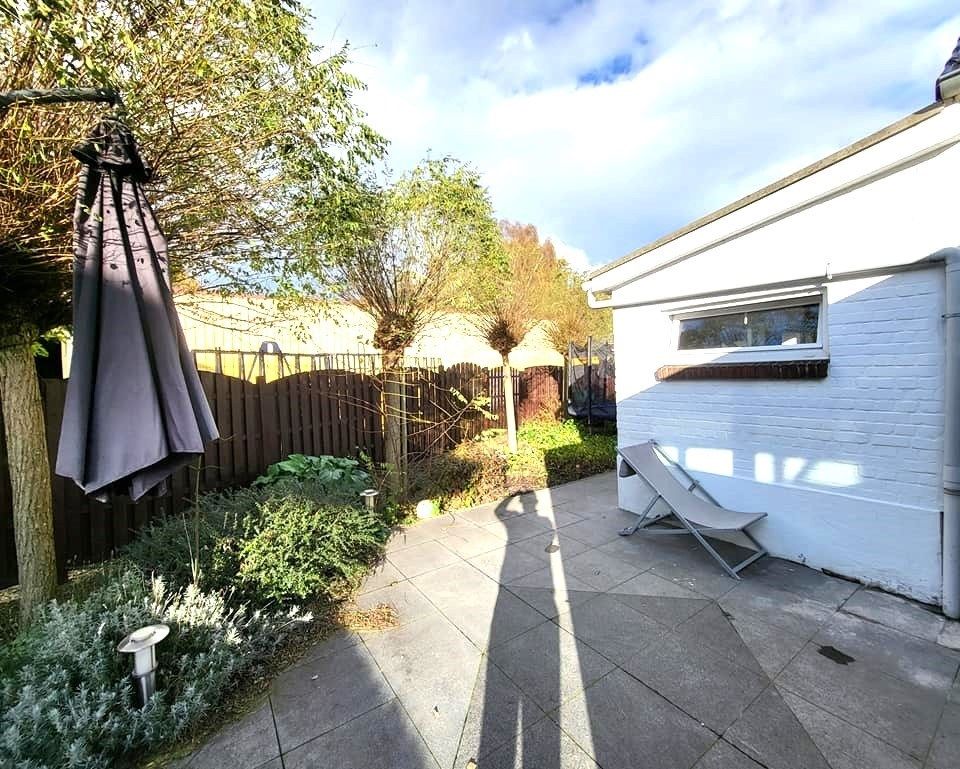 Gerenoveerde bungalow in Eppegem. foto 26