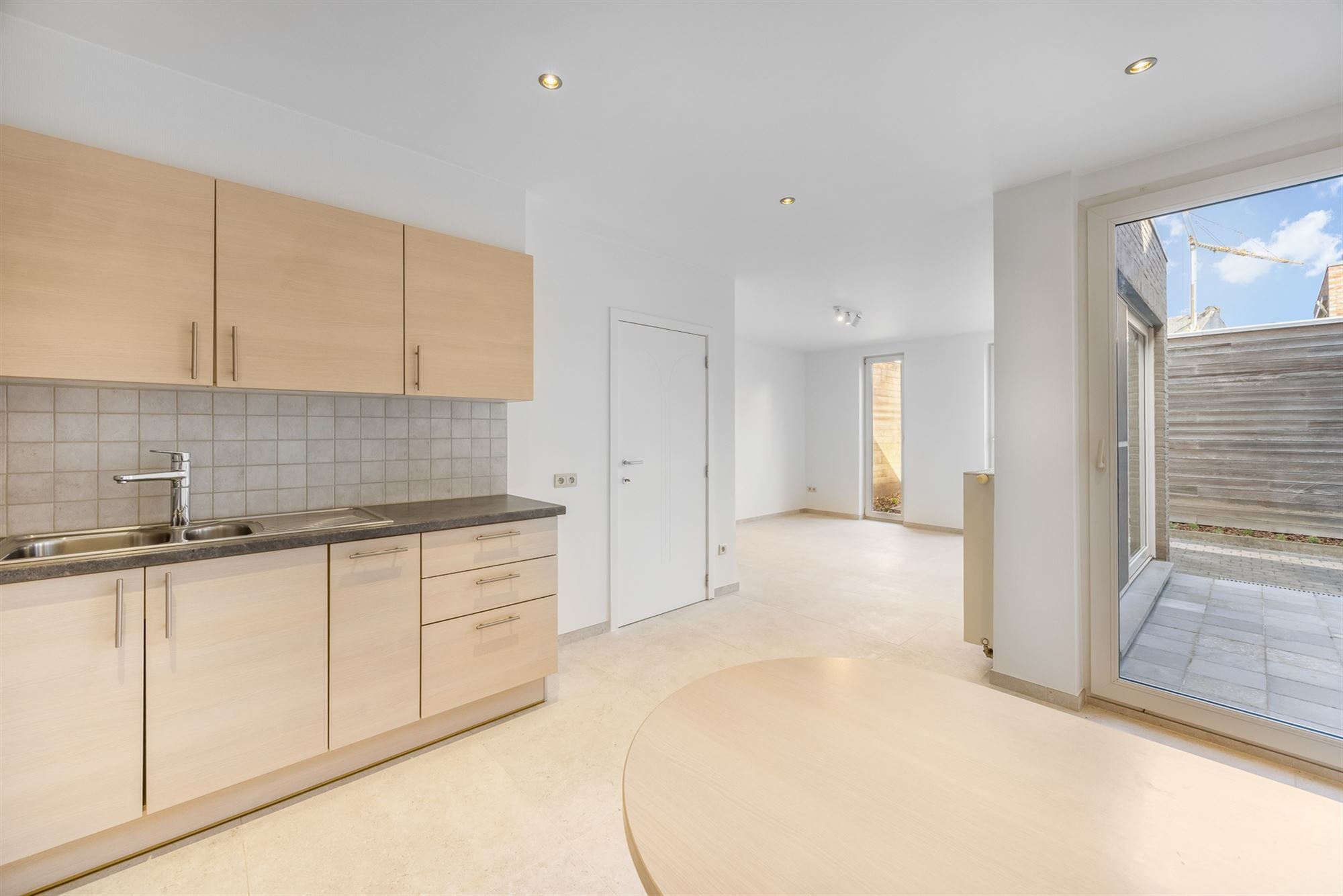 VOLLEDIG INSTAPKLAAR GELIJKVLOERS APPARTEMENT (145M²) MET 2 SLAAPKAMERS, INPANDIGE GARAGE EN TUIN/KOER TE BERINGEN-CENTRUM foto 4