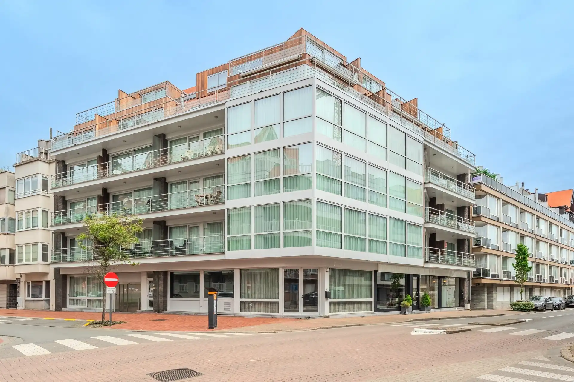 Exclusief en uitzonderlijk lichtrijk designappartement in het hart van Knokke-Zoute foto {{pictureIndex}}