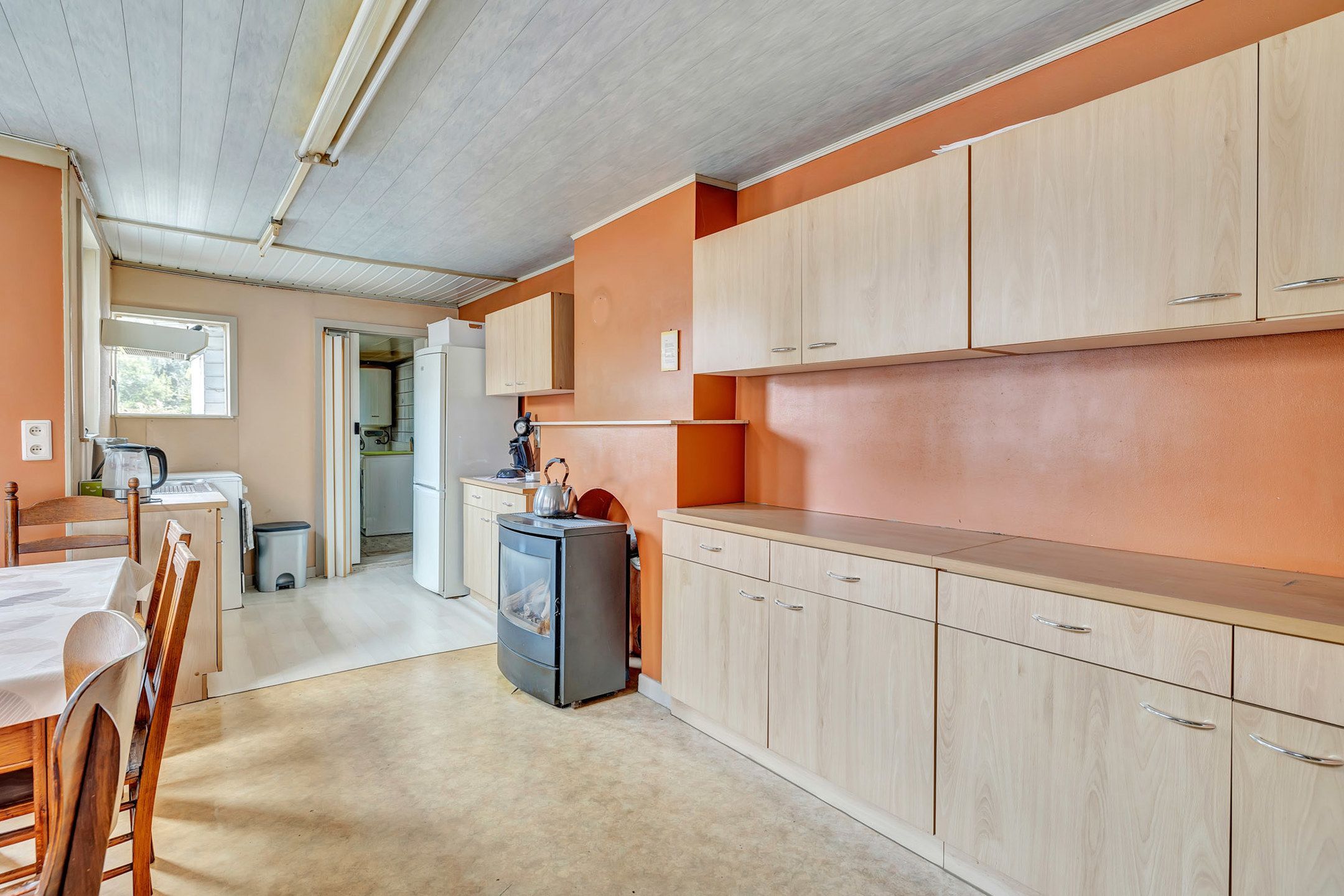 Charmante te renoveren woning met 4 slpks en tuin foto 9