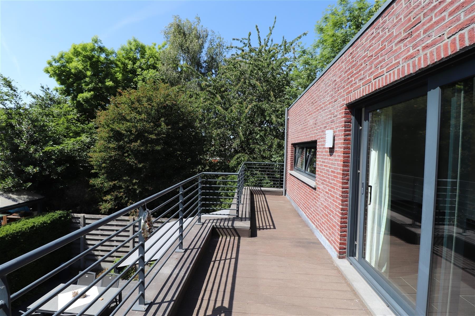 Een appartement op de 1ste verdieping met 2 slaapkamers en terras. foto 8