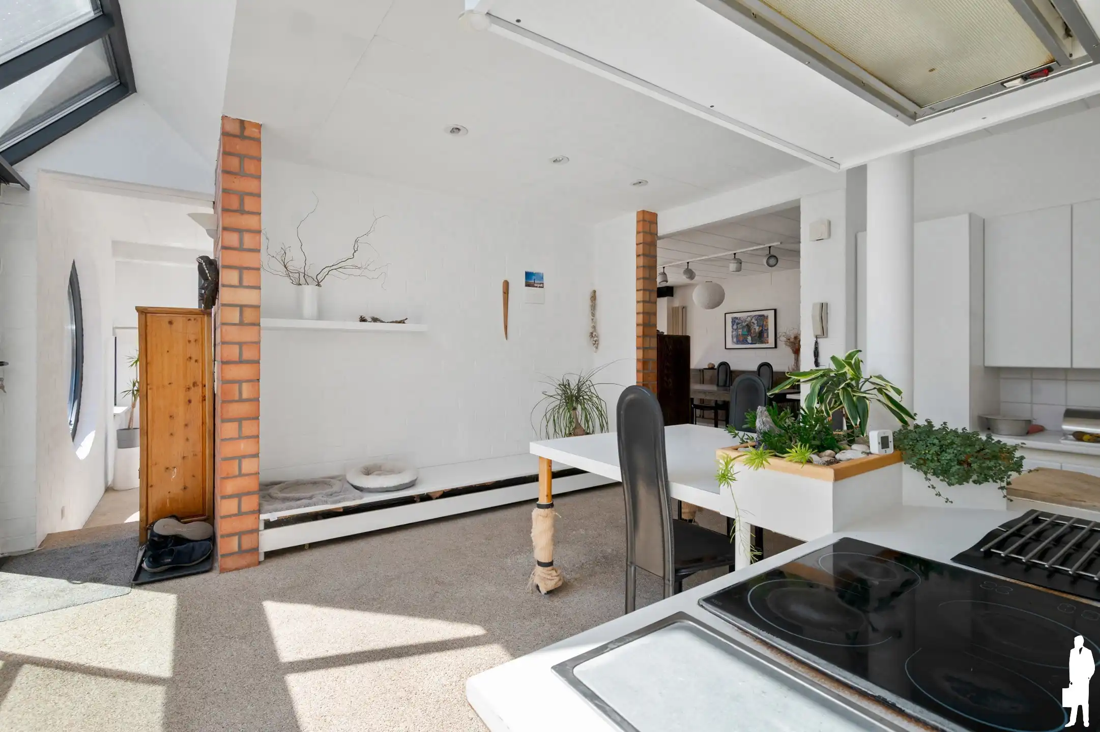 Welgelegen te renoveren villa met 5-7 slpks en 2 badks foto 22