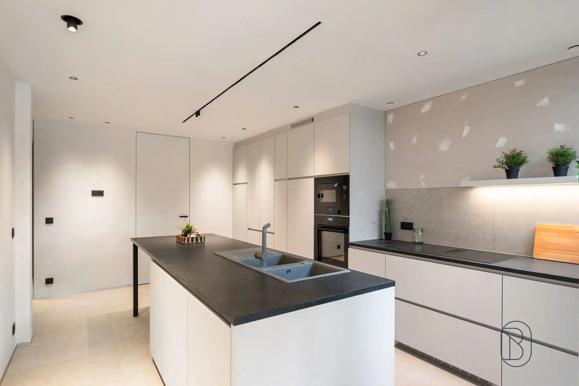 Topgelegen stijlvolle kwalitatieve nieuwbouw met zwembad. foto 11