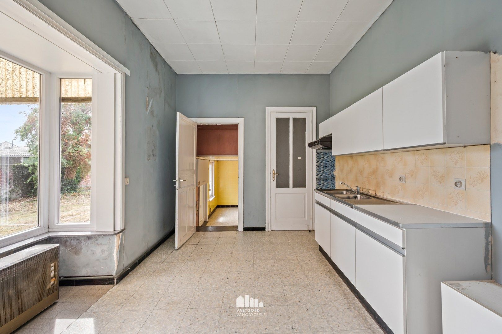 Te renoveren herenwoning met zonnige tuin en garage in hartje Ieper foto 9