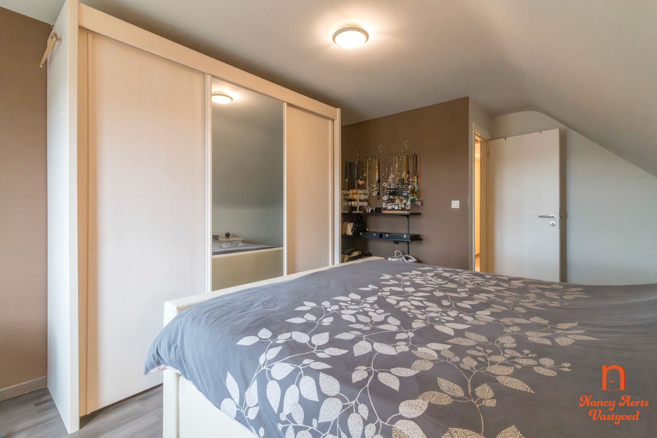 Lichtrijk duplexappartement met ruim terras en eigen ingang foto 19