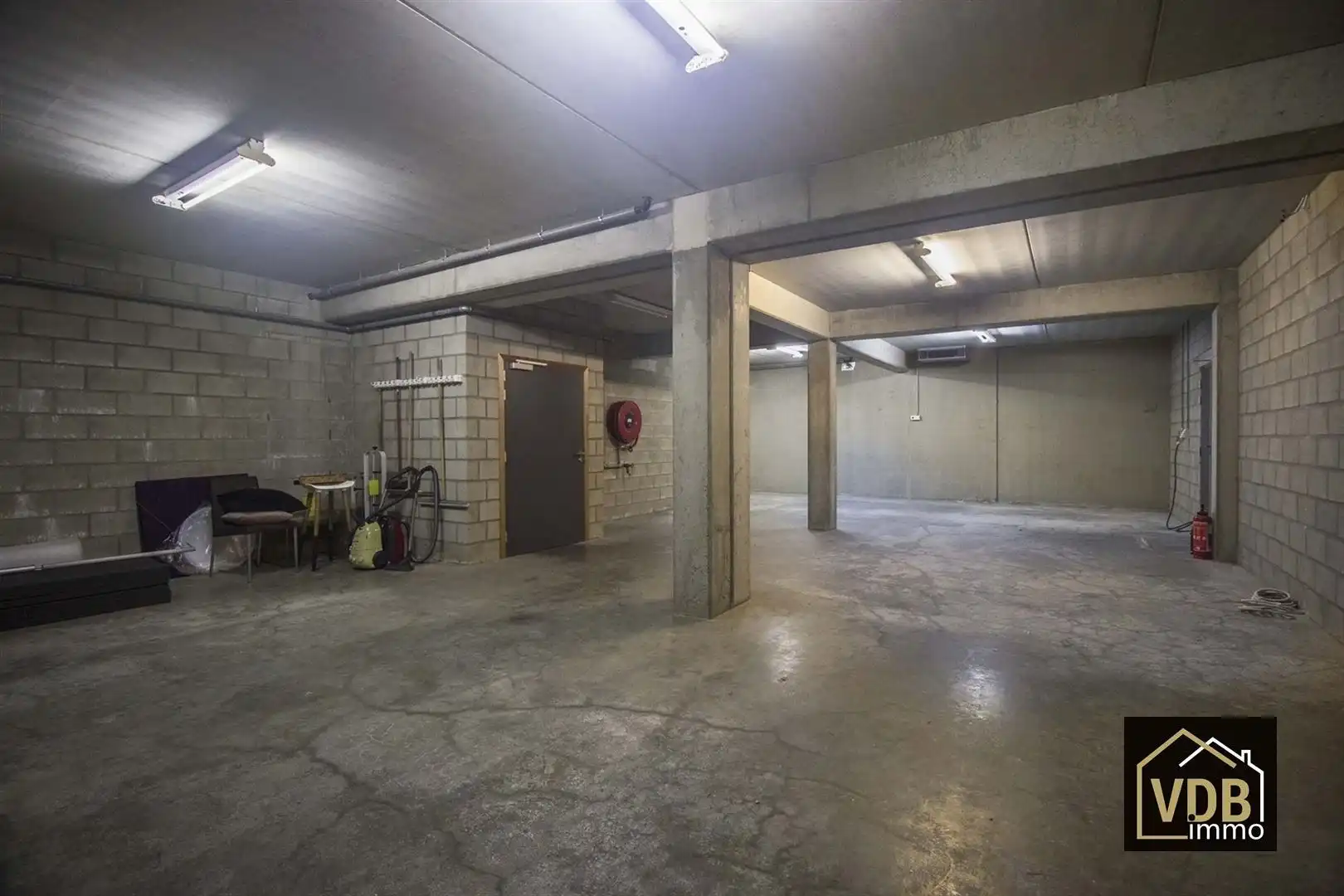 Commercieel gebouw op toplocatie, verhuurd met goed rendemen foto 26