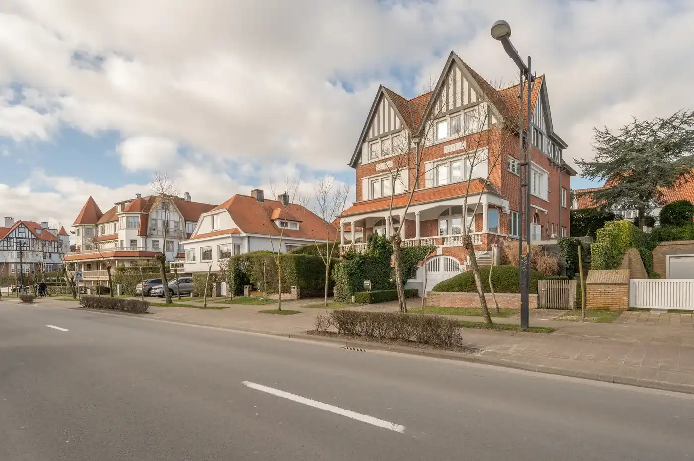 Gerenoveerde villa in Zoute, Knokke-Heist met 4 slaapkamers, tuin, garage, fietsenberging en 227m² hoogwaardige woonruimte. foto {{pictureIndex}}