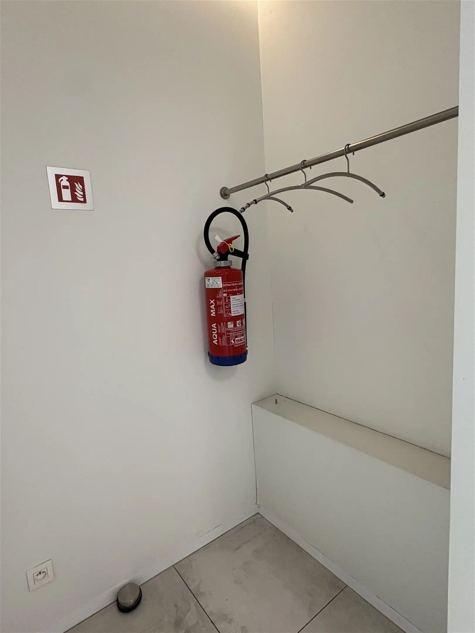 Lichtrijke & moderne handelsruimte op toplocatie in Kemzeke foto 13