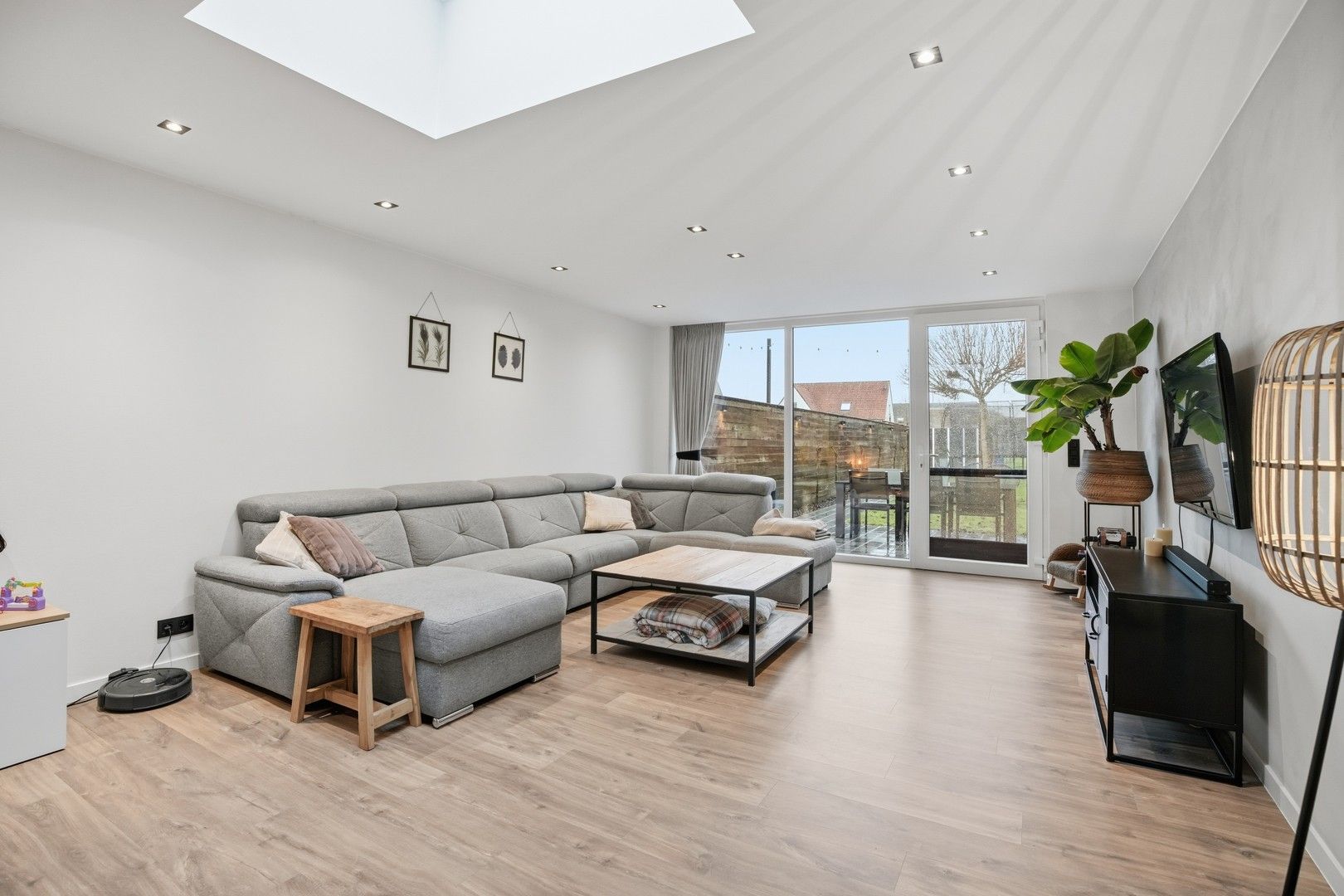 Halfopen bebouwing met uitweg en carport in het hartje van Zwevezele foto 5