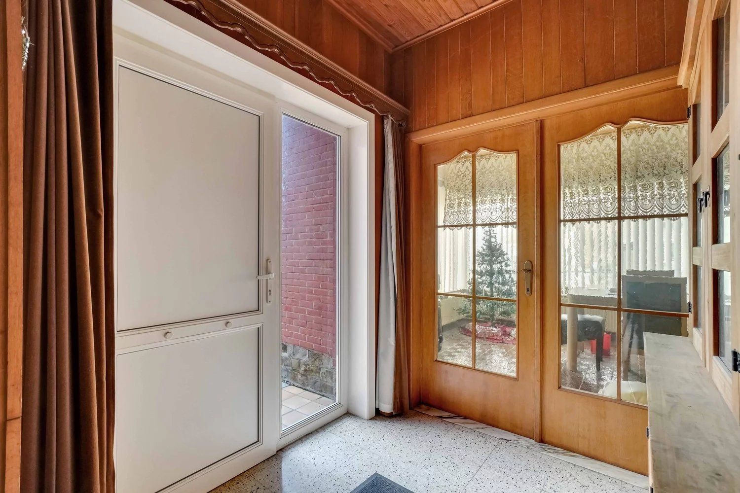 Bungalow met vier slaapkamers en ruime tuin foto 3