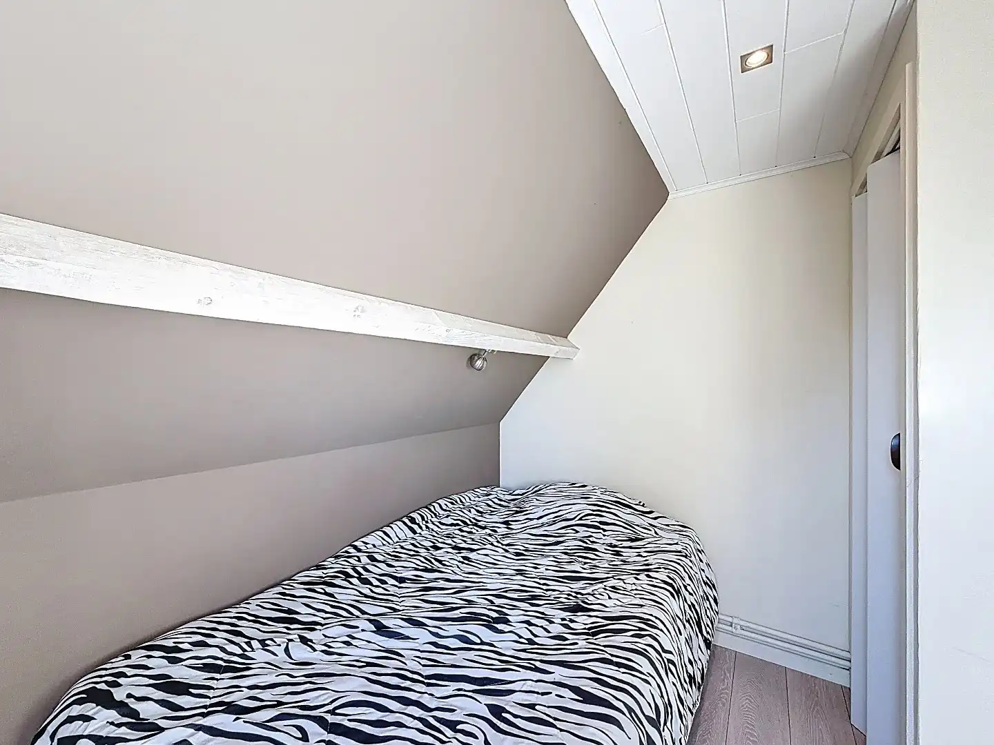 Instapklare twee-onder-een-kapwoning met uitbouw, luxe overkapping en zonnige tuin op het westen  foto 30