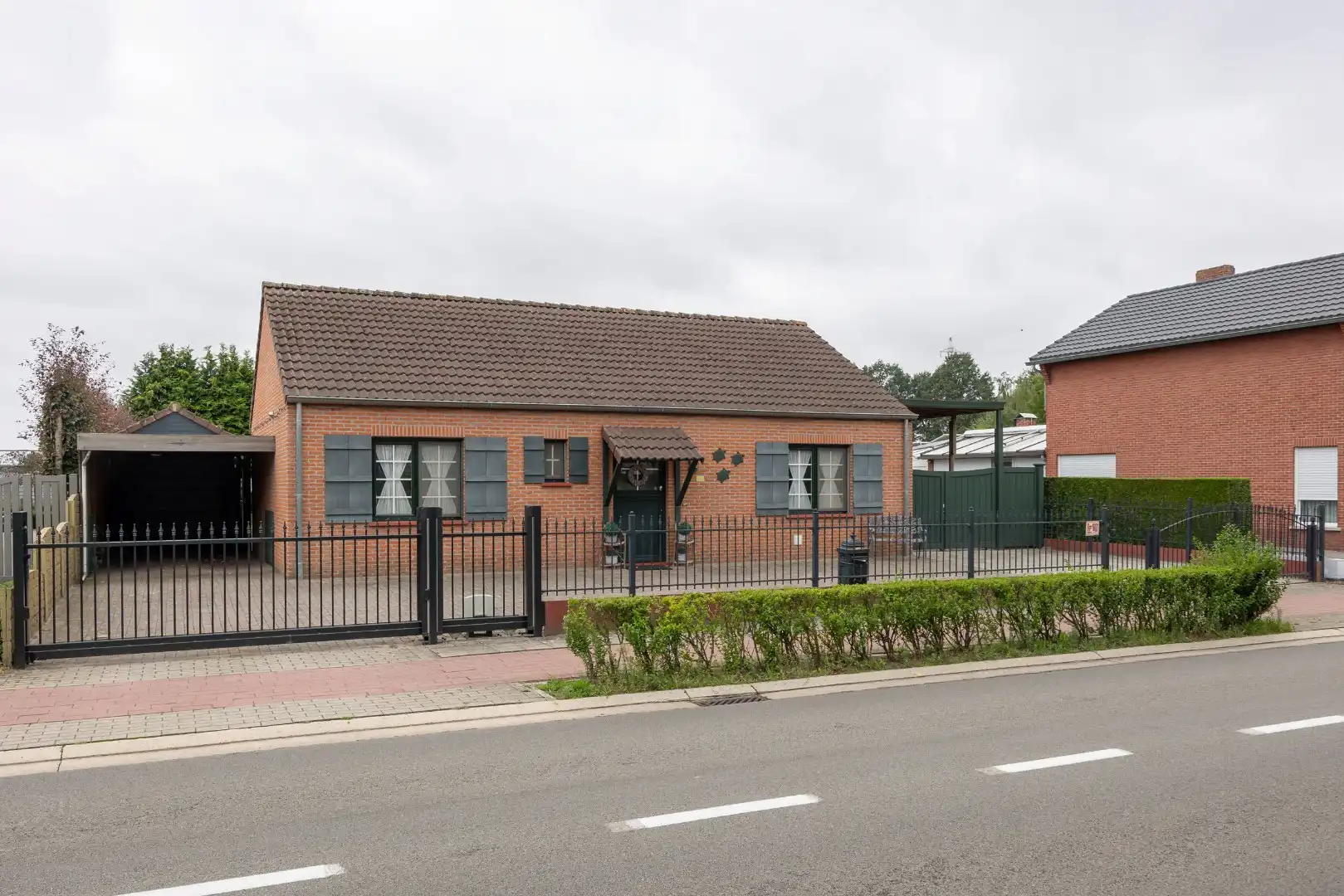 Goed onderhouden woning op een perceel van 8 are 19 ca foto {{pictureIndex}}