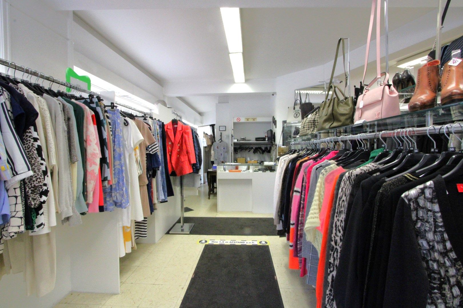 Overname winkel in second hand kleding Kustlaan 2  foto 2