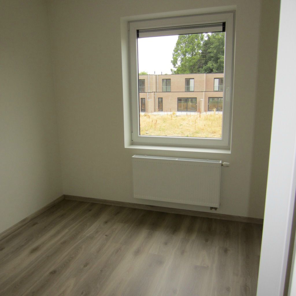 Mooie woning in rustige buurt met tuin en carport foto 12