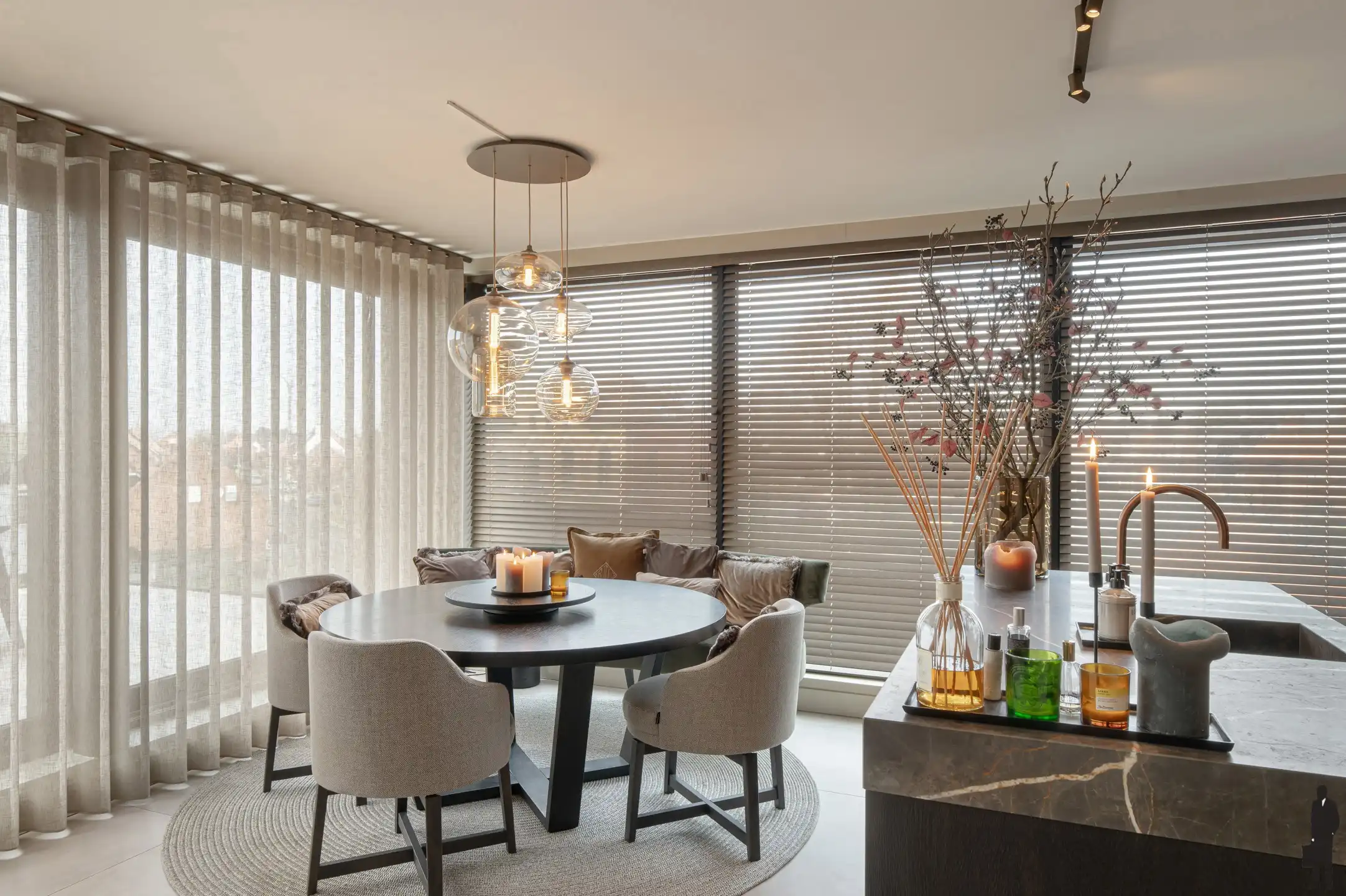 Zeer luxe afgewerkt nieuwbouw appartement van ca. 110 m² met uitzonderlijk ruim ZW-terras van ca. 70 m² in het centrum van Hoogstraten! foto 12
