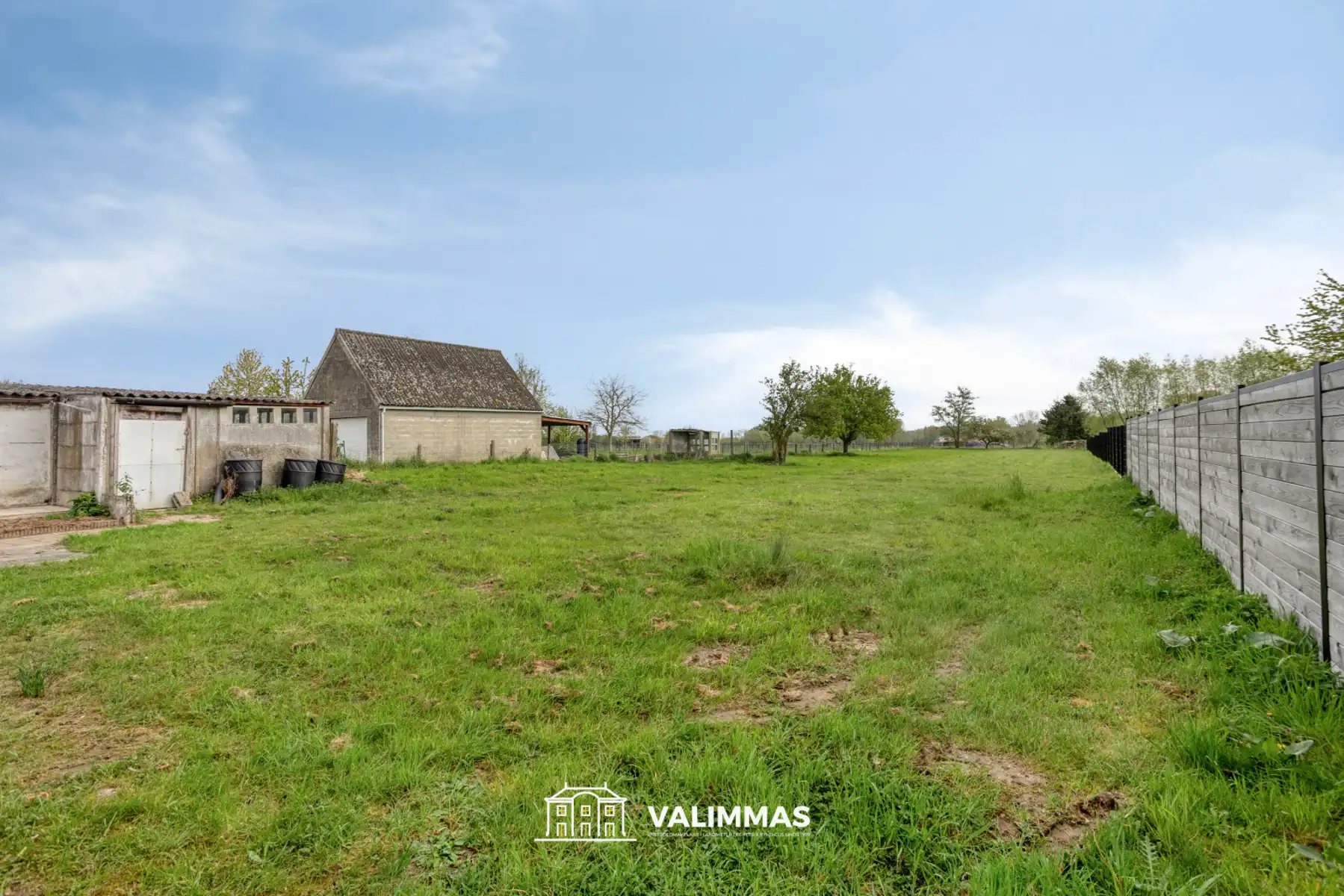 Een driegevelwoning met garage en grote tuin, op ± 26 are ! foto 19